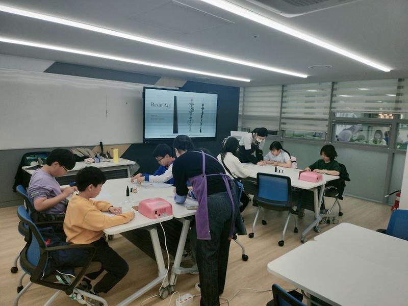 2025년 도서관 주간 행사「햇살 담은 썬 캐쳐 만들기 」 사진